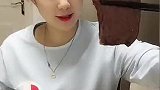 妹子吃毛血旺，看她桌上两碗米饭，就知道她胃口不小