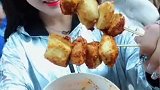 小姐姐你吃的这豆腐串，怎么和我之前吃的烤馒头这么像啊