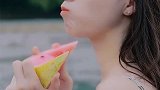 吃着西瓜泡着脚 舒服一秒是一秒