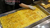 韩国街头，芝士鸡蛋吐司，制作的效率很高