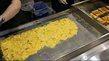 韩国街头，芝士鸡蛋吐司，制作的效率很高