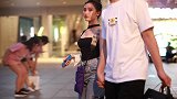 黑色吊带的妹子好漂亮，想去搭讪，男票在旁边怎么办
