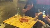 喝酒突降大雨索性躺平，一半酒一半雨，干杯