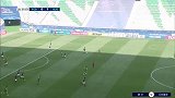 奥古斯托轻巧传中 费尔南多争顶被门将一掌拍倒