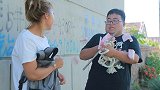 男子第一天打劫遇到土豪，第二天遇到美女讨价还价，太逗了