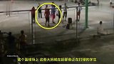 篮球-17年-争球场再现！大妈占大学球场跳舞 赶走打球学生-新闻