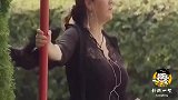 国外恶搞：路人帮忙扶一下杆，一不留神竟然有只乌鸦仅仅咬住不放
