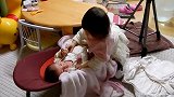新生宝宝准备洗澡，姐姐忙着给他脱衣服，两姐弟可爱极了