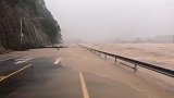 台风登陆后乐清江河水位暴涨 滔滔江水快要“吞噬”路面