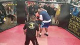 重量级街头格斗：三百多斤的胖子拼重拳，黑壮汉被打到投降