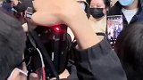 机场直拍！成毅包裹严实低调现身 获众多粉丝接机人气高