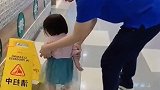 女儿一生气，后果很严重，爸爸这个女儿奴，不敢打不敢骂还哄不了