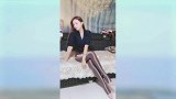 长发美女卧室自拍精致的穿搭太有气质