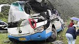 四川一载30人旅游大巴被飞石击中砸瘪车头 已致8死16伤