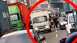 中国台湾：亡命窃贼偷钱被事主撞见 车流中扭打险象环生