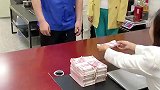 男子以为女友一直在看手机，结果被吓一跳