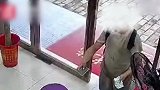 残疾人持收款码进店乞讨，不给就到处吐口水擦鼻涕，店主当场吓坏