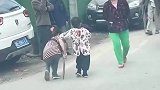 残疾妈妈带着孩子出门，过往车辆无人鸣笛催促，孩子乖乖跟在母亲身边！