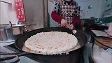 荆州这家店的三鲜豆皮，入口鲜味十足，看着直流口水！