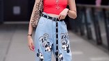 街拍：街头时尚达人美女，姐妹俩白色T恤浅蓝色牛仔宽松裤