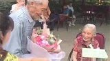 希望我们老的时候，也可以像几位老人一样浪漫，执子之手与子偕老