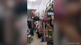 惊了！女大学生宿舍里玩起了人体旗帜 这核心力量也太强了吧