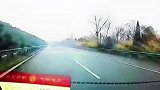 保时捷雨天打滑，车主极限自救