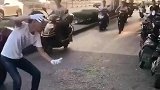 男子街头假装抬“玻璃，结果差点被路人打了！