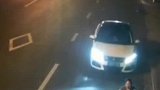 女司机实锤超宽阔路面，车辆也能撞上摩托车