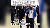 王楚钦、孙颖莎参加封训被代拍狂堵，王楚钦被堵进洗手间面色不悦