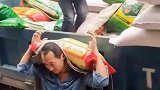 父亲 是山！我要尽早的体验生活的重量