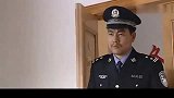 男警冲进会议室大骂领导，脱下警服，回家帮老婆卖咸菜