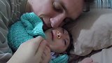 爸爸抱着先天缺陷的宝宝，眼里全是爱意，好温馨啊
