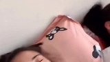 小伙恶搞女友，把湿巾往脸上放，下一秒画风突变