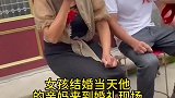 女孩结婚当天亲妈来到现场，而女孩却跪倒在后妈的面前