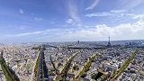 法国巴黎凯旋门号称欧洲最大的凯旋门，远远的还能看见埃菲尔铁塔