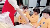 妈妈给三胞胎分零食