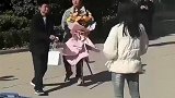 某高校学生表白失败现场！西服是有了，为何带花篮