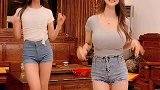 两闺蜜室内尬舞，最前面的美女身材好性感