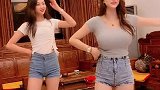 两闺蜜室内尬舞，最前面的美女身材好性感