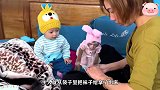 主人给小猴子买了顶帽子，戴上去十分可爱，小主人在旁十分羡慕