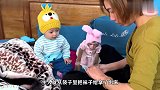 主人给小猴子买了顶帽子，戴上去十分可爱，小主人在旁十分羡慕