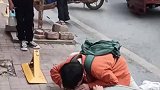 老人突然街边晕倒在地，少年赶紧跪地抢救