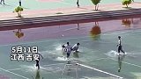 快乐就是这么简单。雨后学生操场玩水。欢乐 快乐会传染