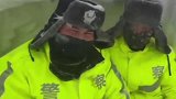 辛苦了！新疆民警清除积雪时，遇风吹雪，徒手挖雪洞躲风雪。