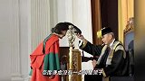 林青霞获香港大学名誉博士学位，弯腰带帽显谦卑，深夜发文感谢