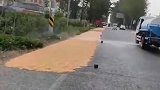 小伙太坏了，故意洒粮食上