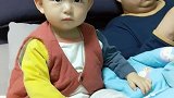 爸爸看孩子一个大人干不过一个小孩