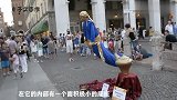 小伙变身“阿拉丁灯神”,凭空悬浮太神奇,你能猜透其中奥妙吗