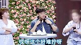 贾玲学张小斐“撒娇”徒手劈开花岗岩，太逗了